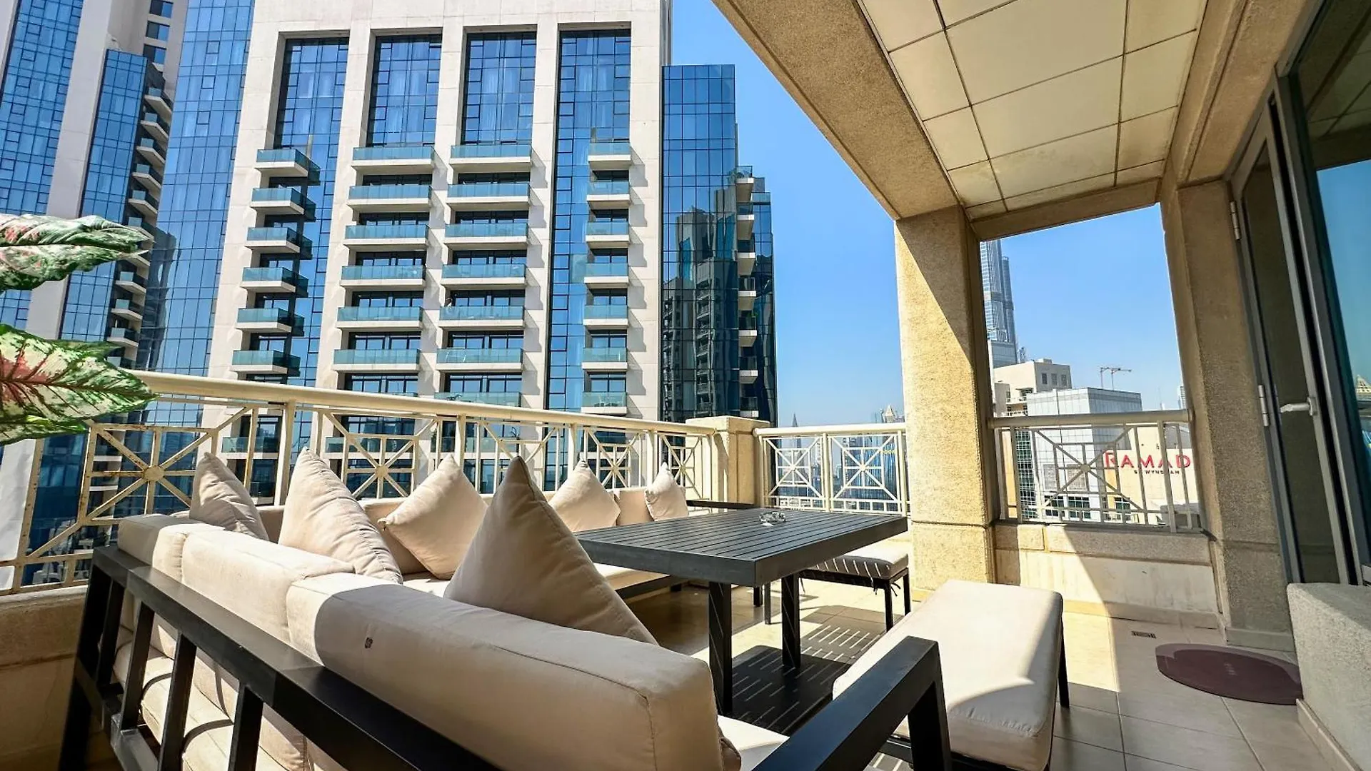 Vserve - 1 Bedroom Spacious Majestic Burj Khalifa View Dubai