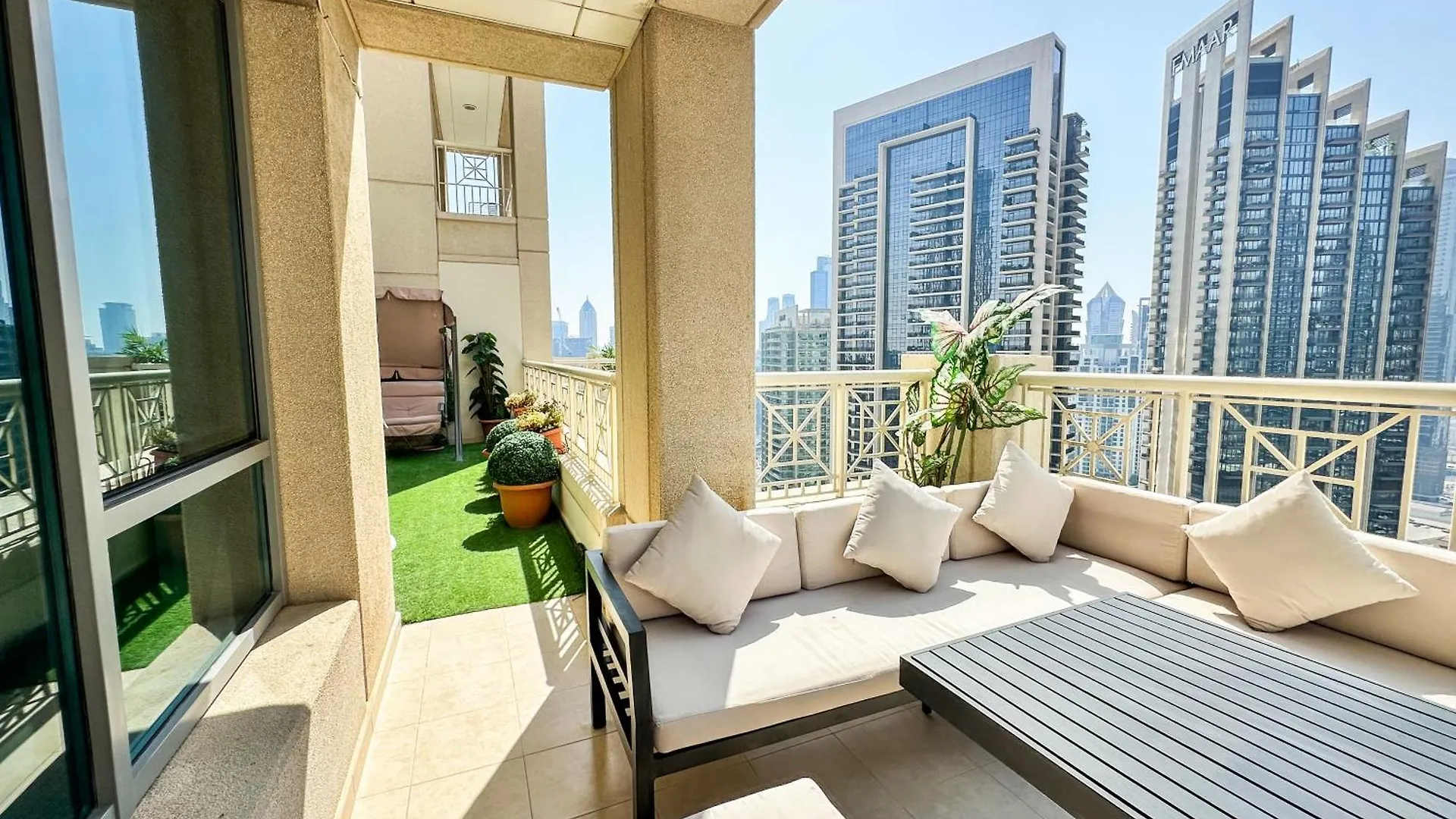 Vserve - 1 Bedroom Spacious Majestic Burj Khalifa View Dubai United Arab Emirates